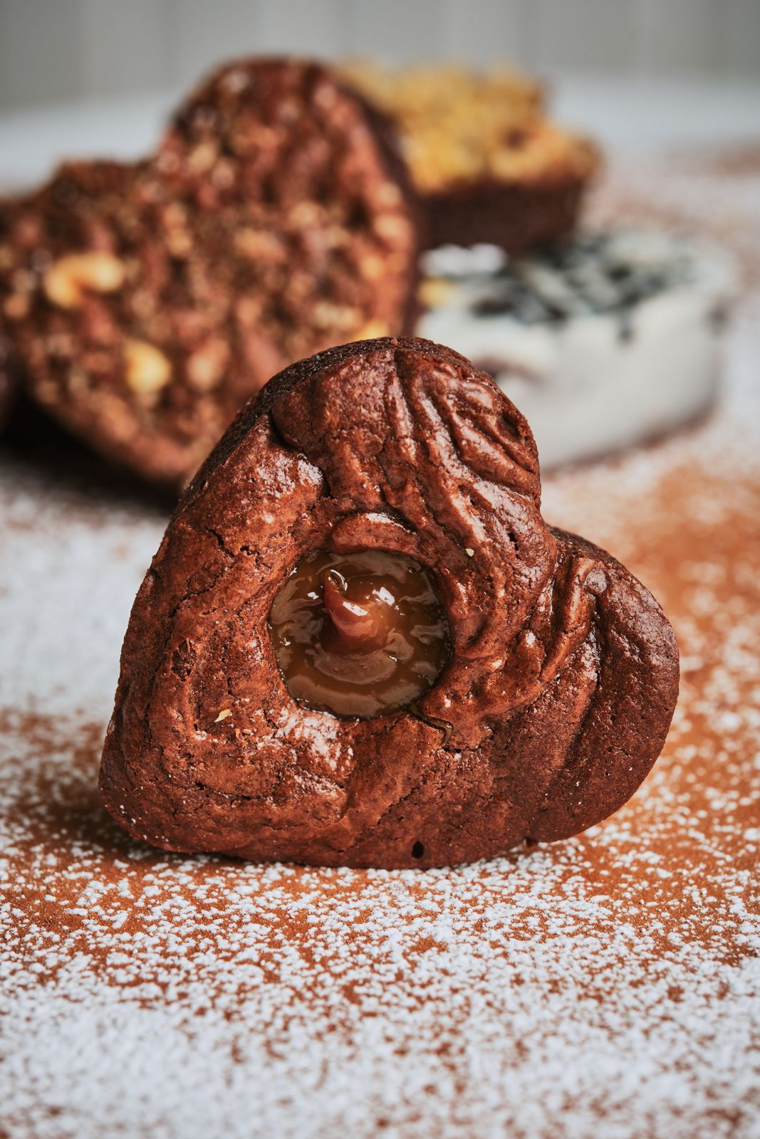 Brauni de dulce de leche en forma de corazón